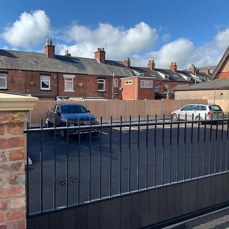Apartamento Newly Built 2 Bed Flat In The Heart Of Leek Exterior foto