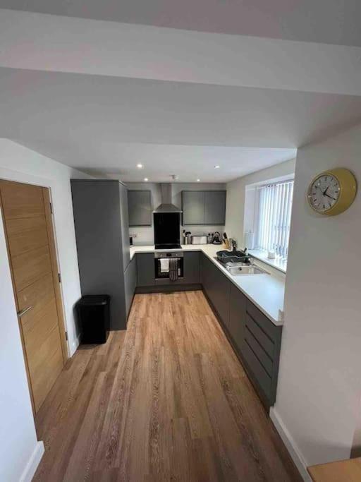Apartamento Newly Built 2 Bed Flat In The Heart Of Leek Exterior foto